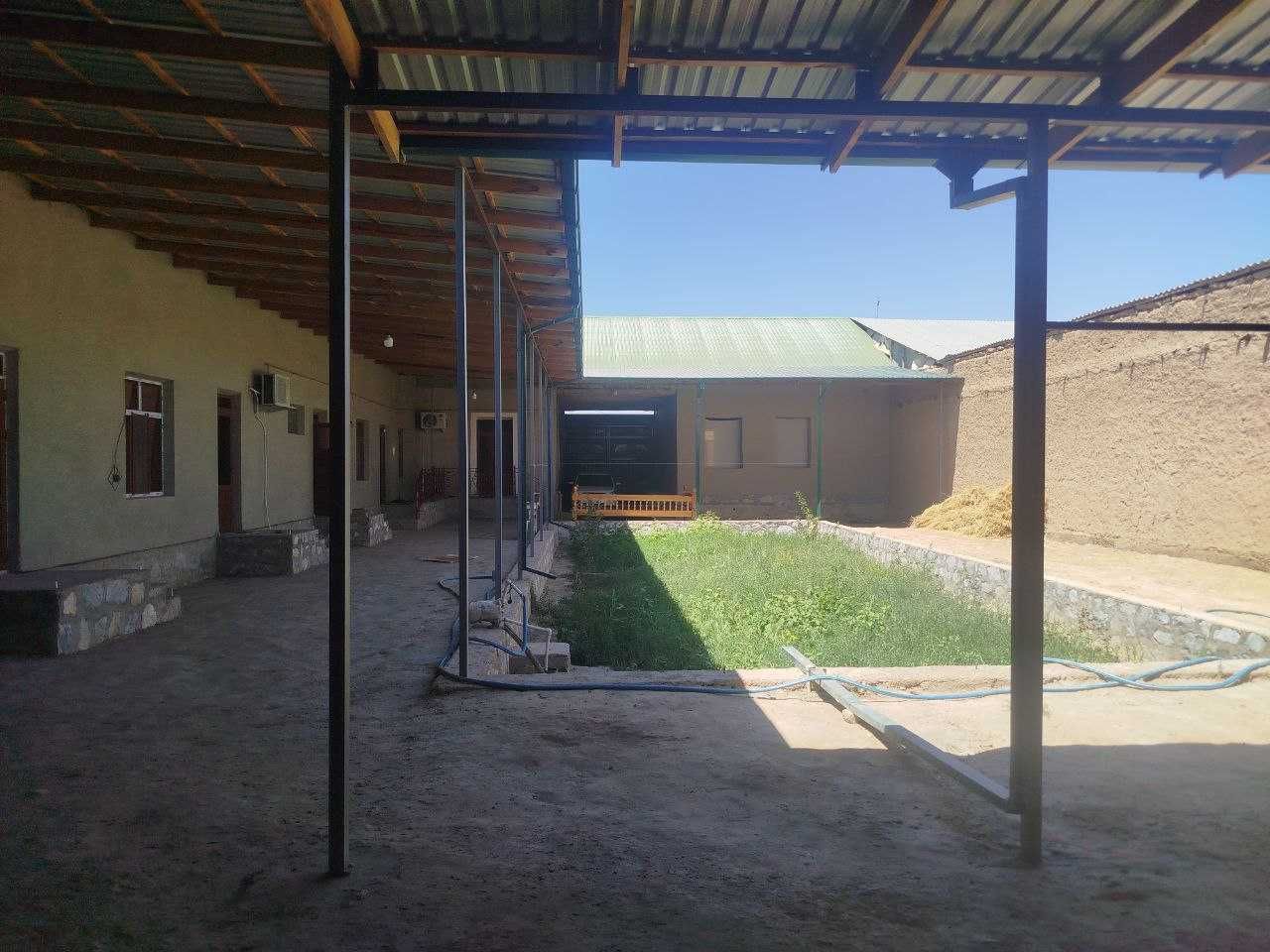 Karmana tumani "Malikrabot" qo'rg'oni hovli sotiladi