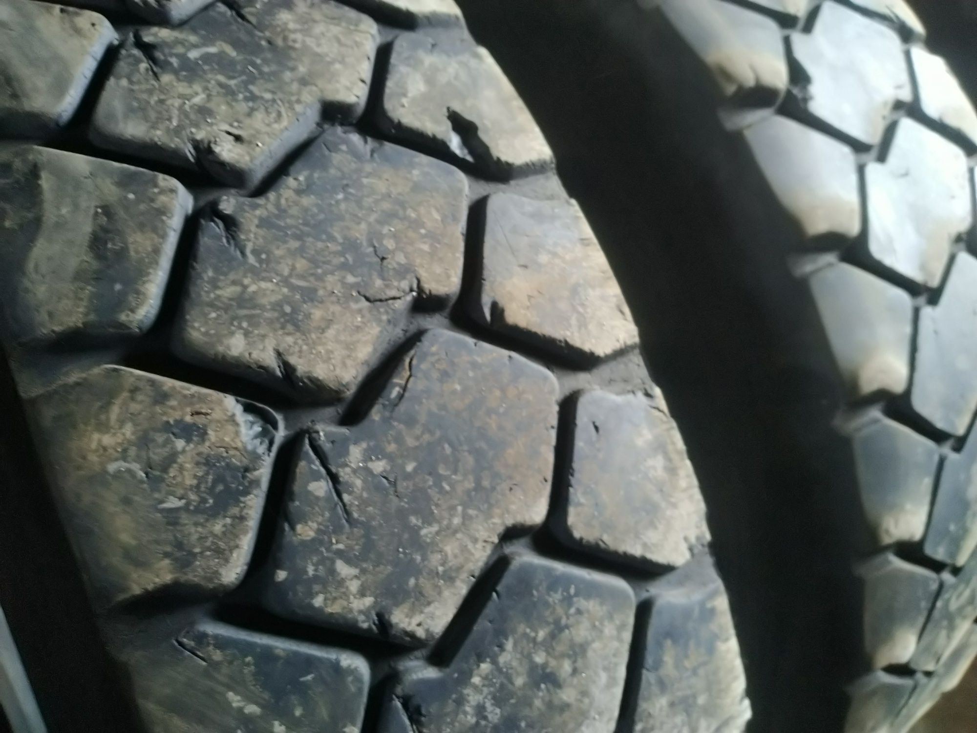 Гуми 315/80 R 22.5  100 лв .