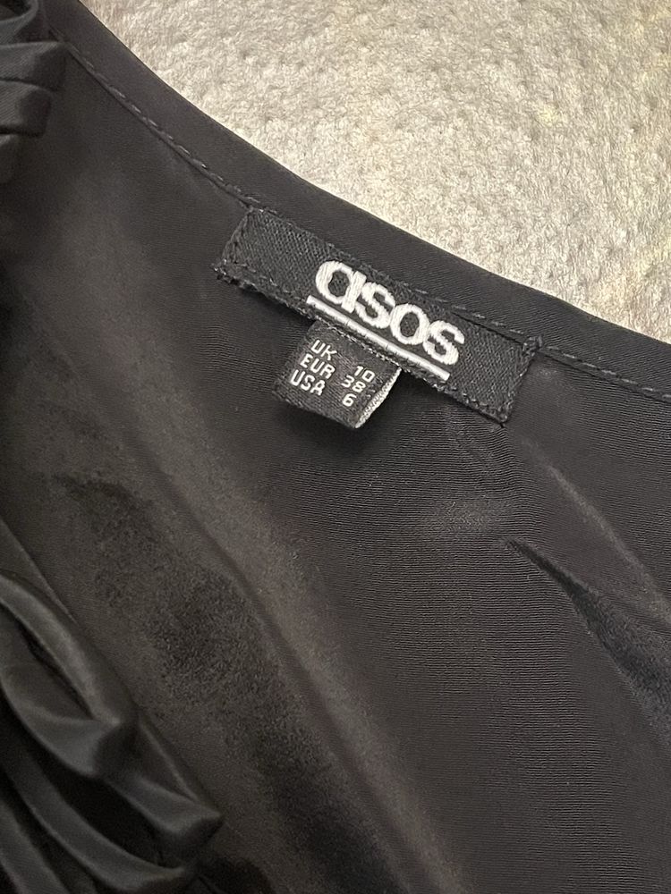 Top Asos cu umarul gol M