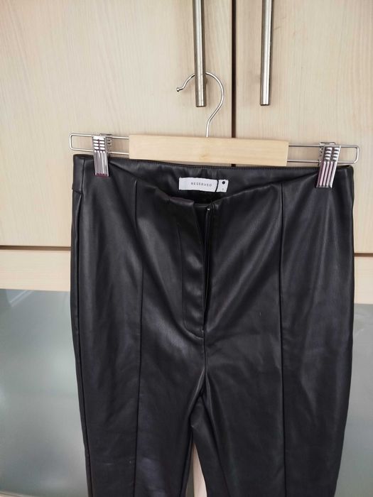 Черен панталон тип клин от изкуствена кожа Reserved