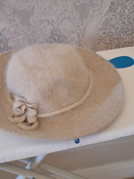 Palarie  de  dama  din  lána