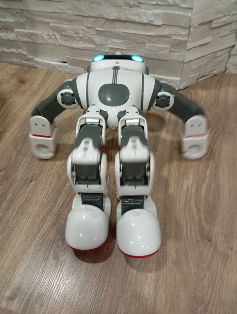 Хуманоиден робот Dobi robot