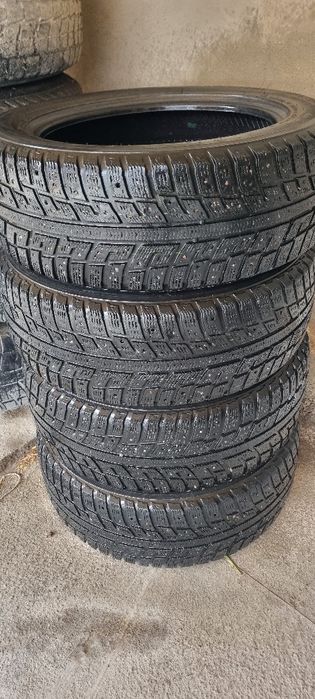 Продаются зимние шины в отличном состоянии 215/55/17