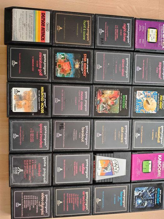 Atari 2600 с много игри и аксесоари