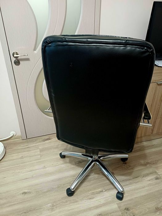 Кожен офис стол.