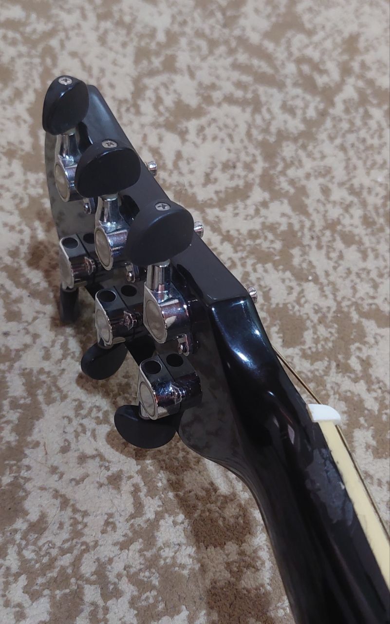 Gitara akustika sotiladi