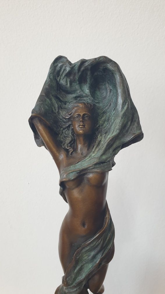 Statueta nud din bronz pe soclu de marmura cu semnătură si stampila