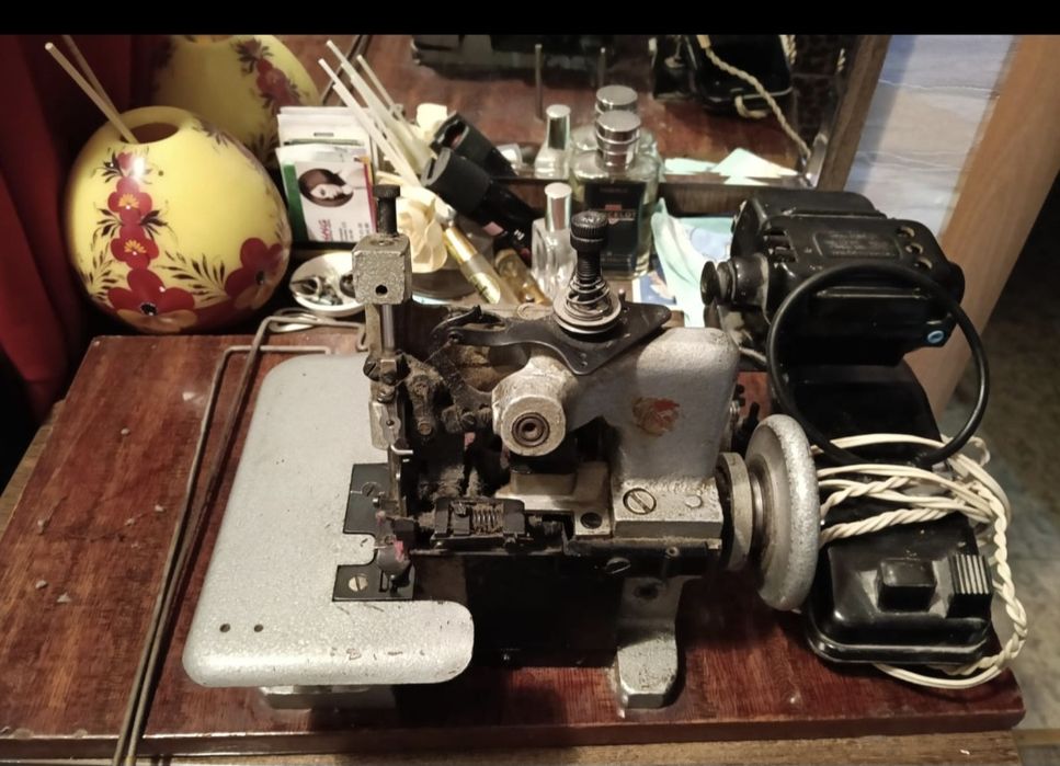 Продам оверлог срочно