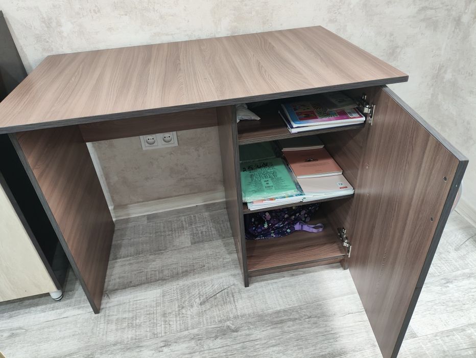 Продается стол, можно использовать для занятий.