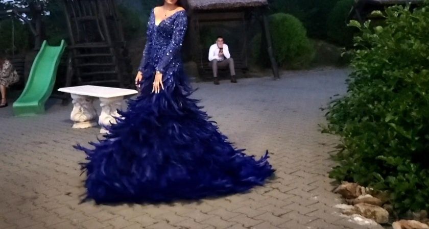 Rochie cu pene extravaganta de închiriat 450 RON sau achiziționat
