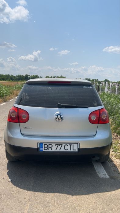 Golf 5 masina numai porneste  ,  e mai mult pentru dezmembrari.