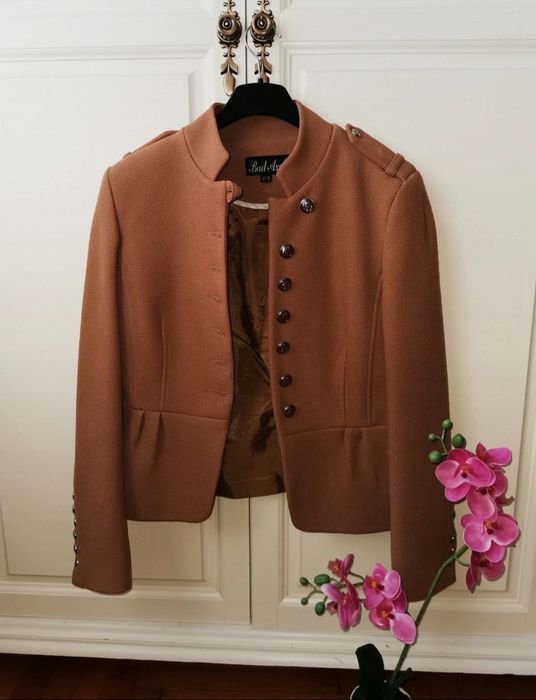 Sacou cambrat în talie cu nasturi