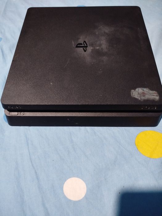 Vând PlayStation 4