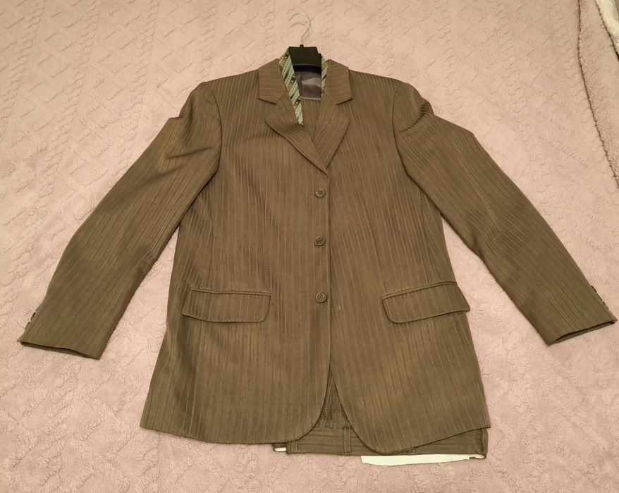 Costum barbat 3 piese, marime 48, cravata cadou, 2 buc
