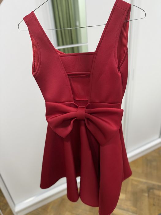 Червена къса рокля с панделка на гърба – елегантна и стилна