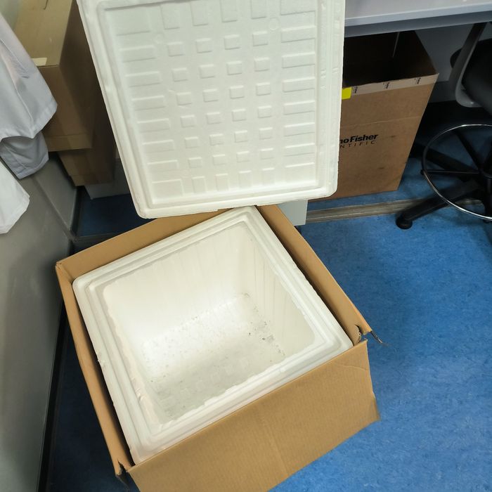 Большие пенопластовые коробки