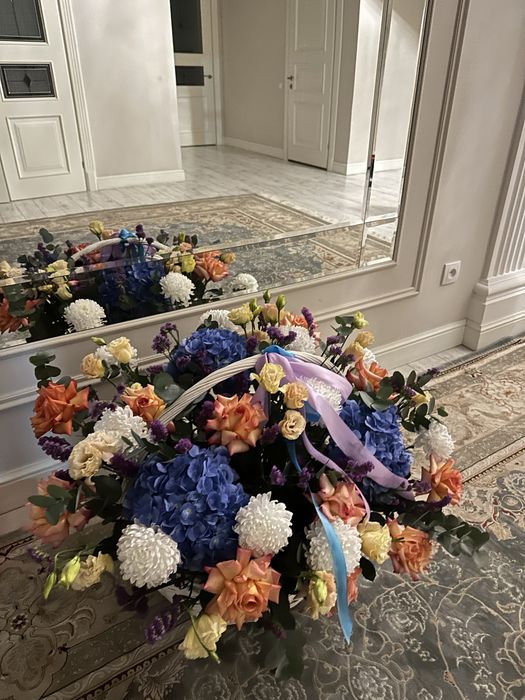 Огромный букет из разных цветов в корзине