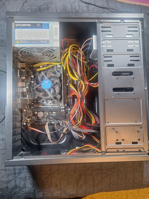 Pc+ 2 monitoare+ tastatura Logitech +mouse+ camera