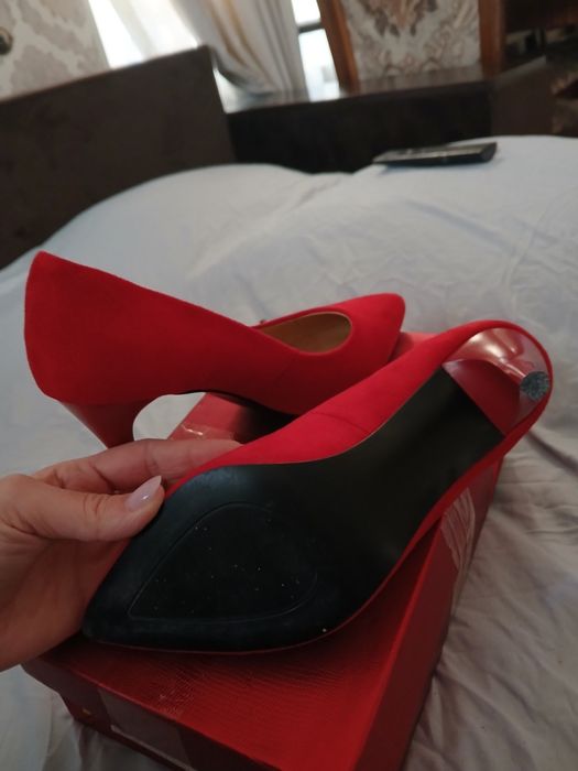 Красные туфли на каблуке