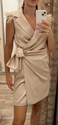 Сатенена рокля Amia с пера