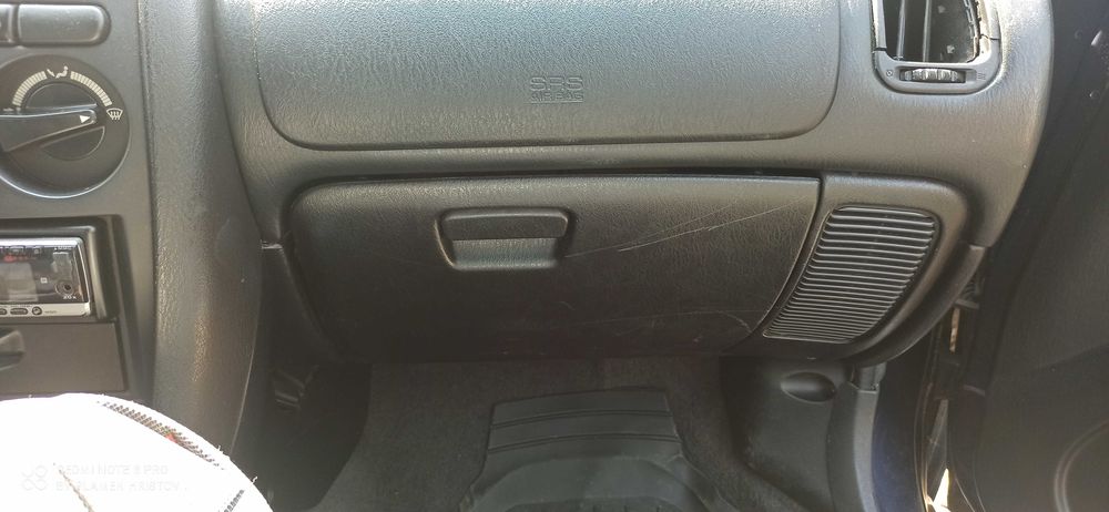 Митсубиши carisma бензин и дръжки за вратите.