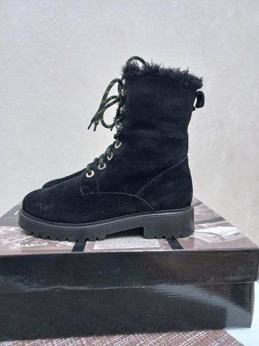 Продам женские зимние ботинки.