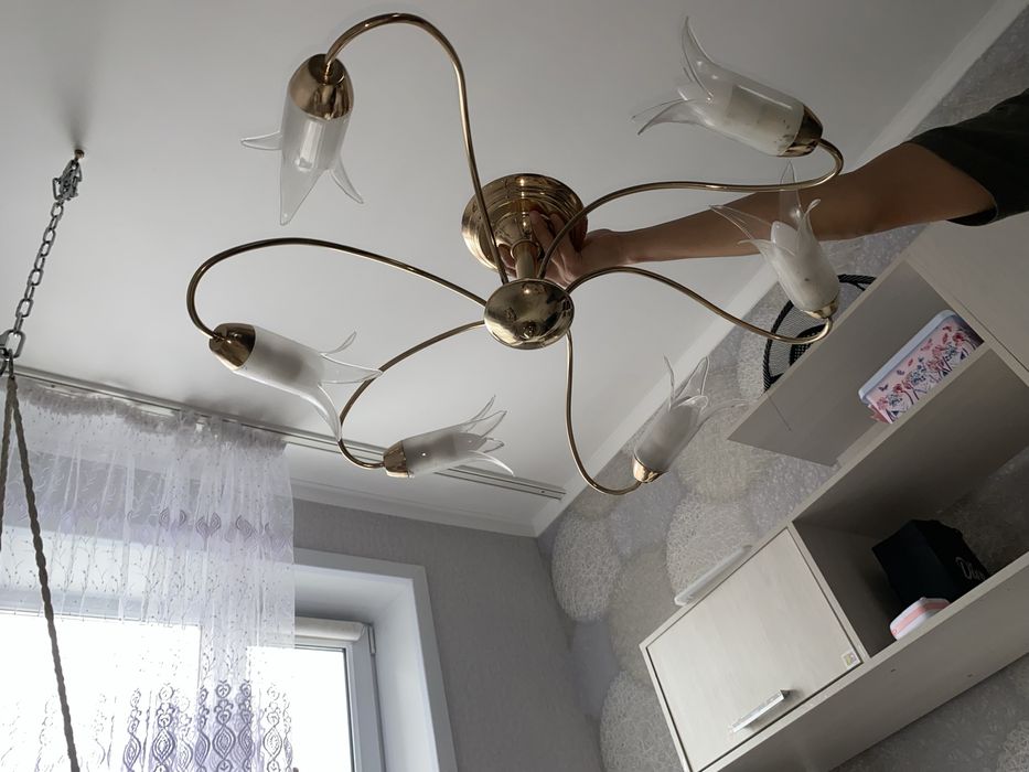 Продам люстру в нормальном состоянии