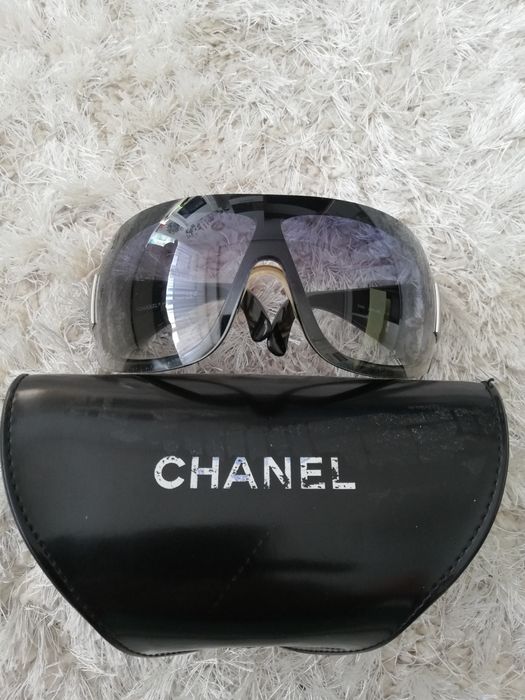 Vând ochelari de soare CHANEL dama.