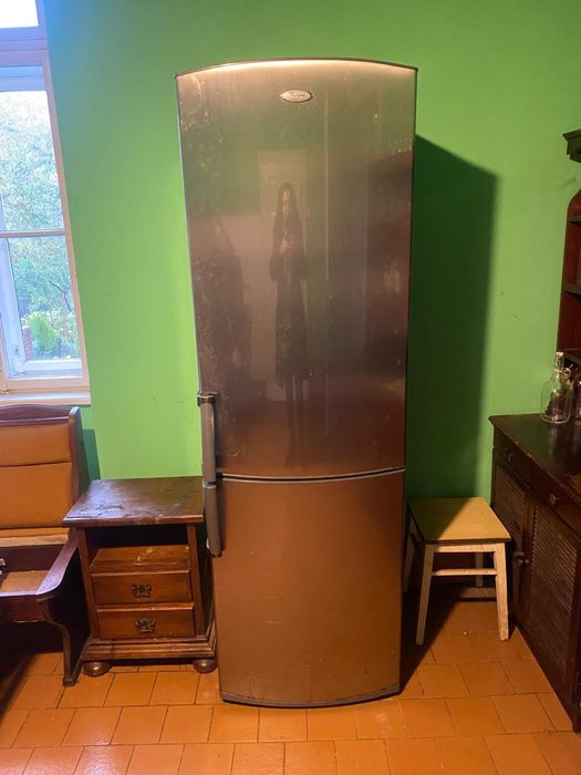 Combina frigorifica Whirlpool clasa A+ cu o capacitate totala de 327 L