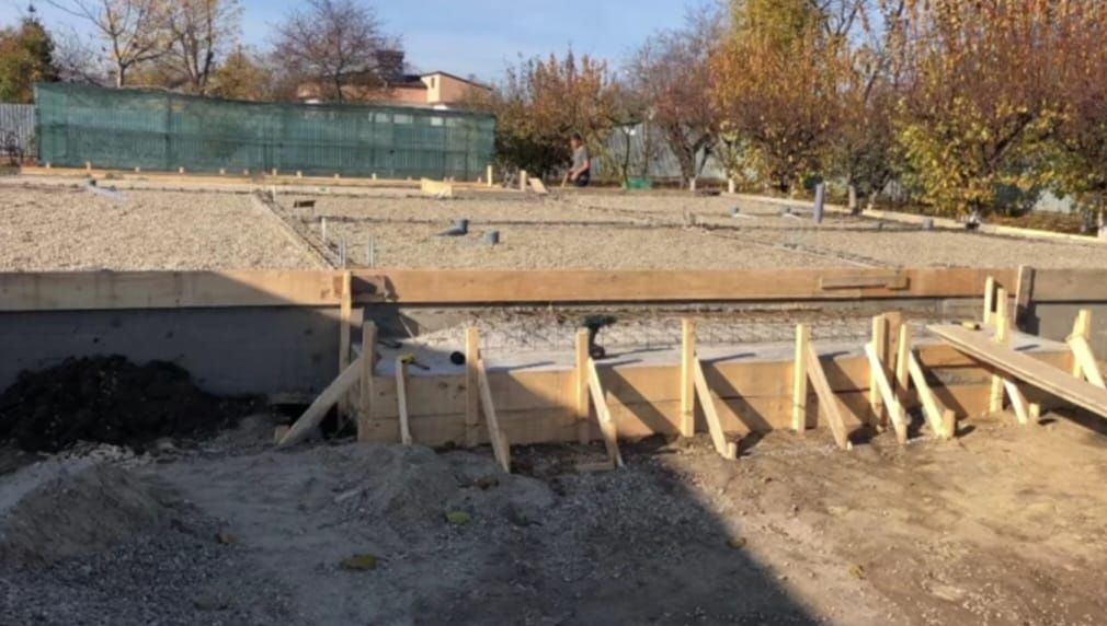 Vând.garaje auto din panouri sandwichi case pergole structuri metalice