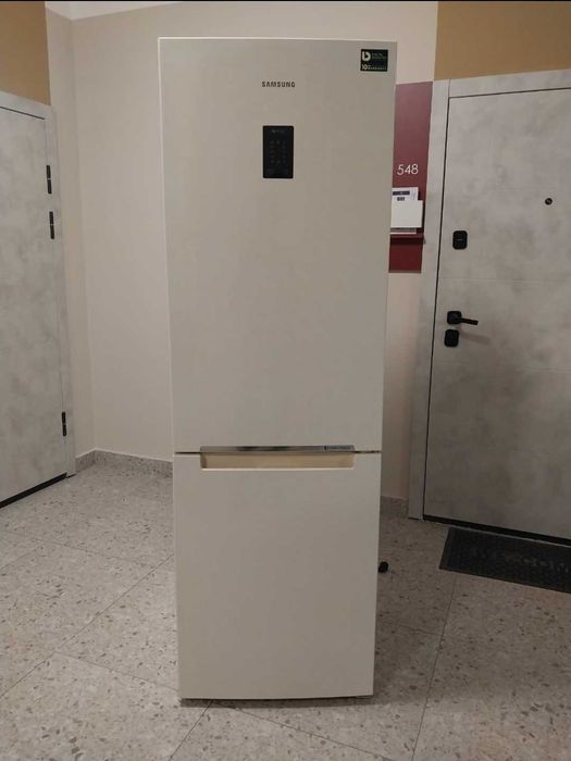 Холодильник SAMSUNG No Frost в хорошем рабочем состояние