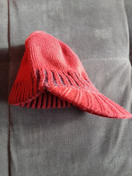 Дамска червена шапка с козирка