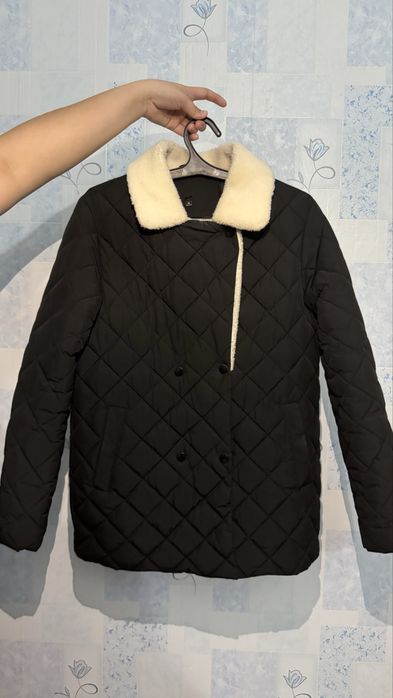 Черная куртка с белым воротником