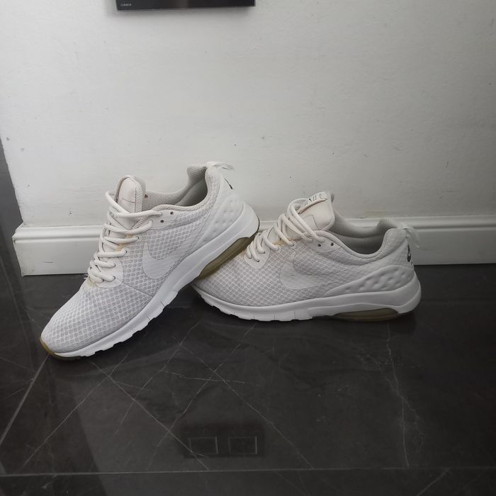 Vând adidasi nike albi