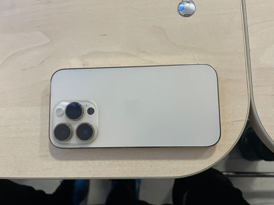 Vand Iphohe 14 pro gold