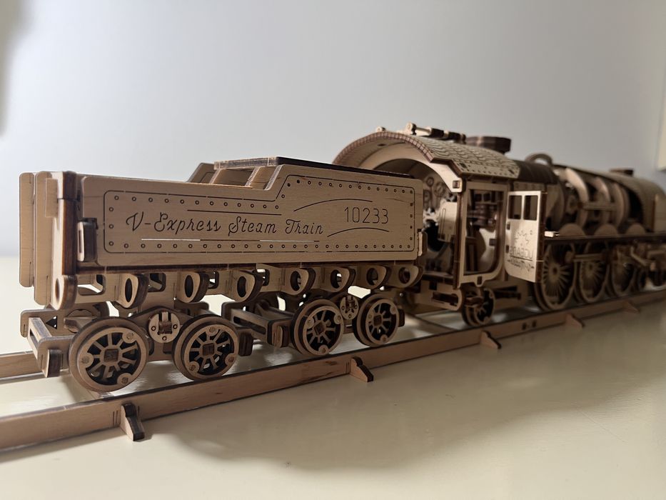 Puzzle UGEARS complet asamblat - tren Express cu abur