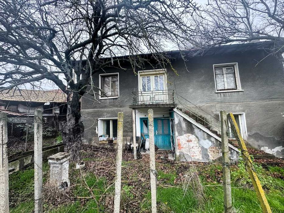 Kъща с 3 спални, гараж и стопански постройки в живописното село Червен