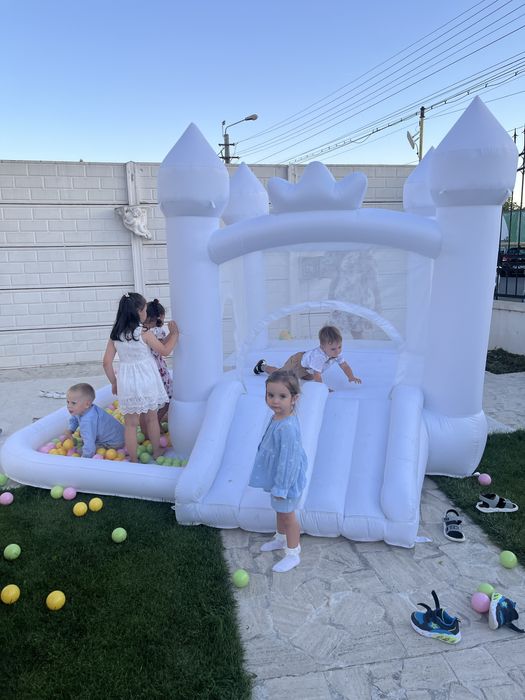 Castel gonflabil pentru printi si printese