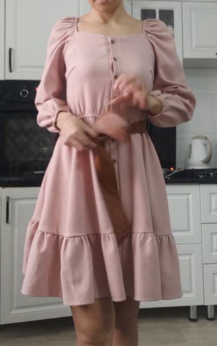Платье пыльно розового цвета.
