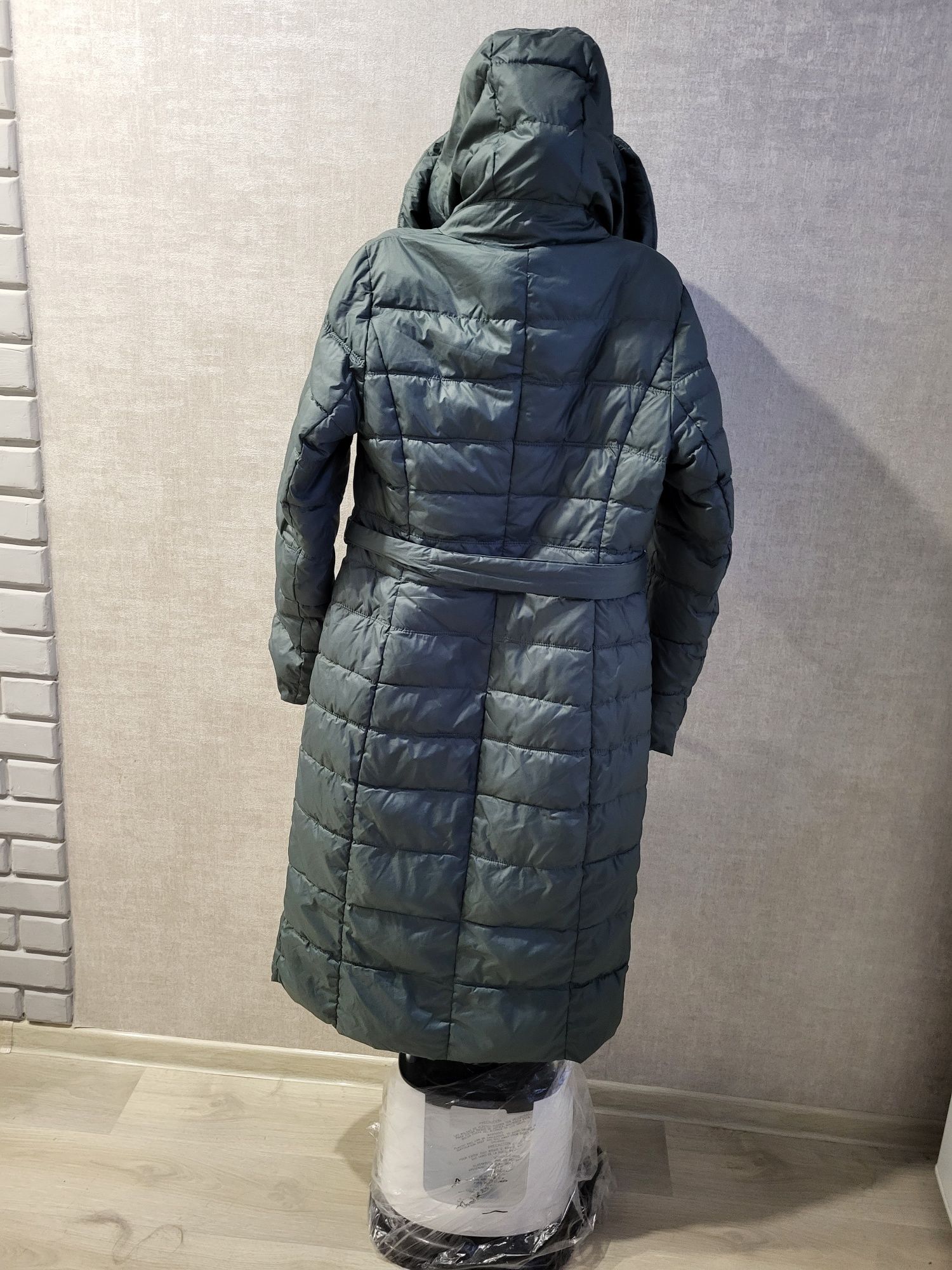 Пальто зимнее , длинное с капюшоном