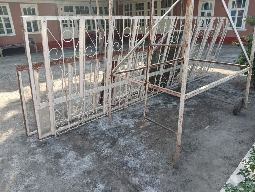 Rassiyski Temir panjara(tayyor rom) sotiladi , sifati a'lo narxi kelis