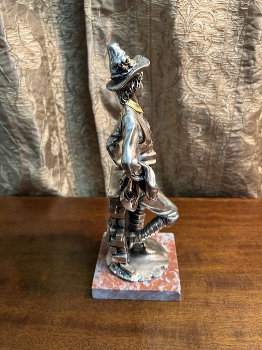 Îndragostiții, personaje realizate cu tabla de argint