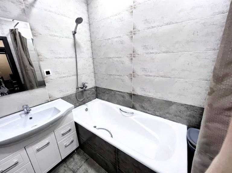 С Барака 3 комн/6/9, 71м2, не торц, разд, с балк. Ор-р: сзади ГУВД