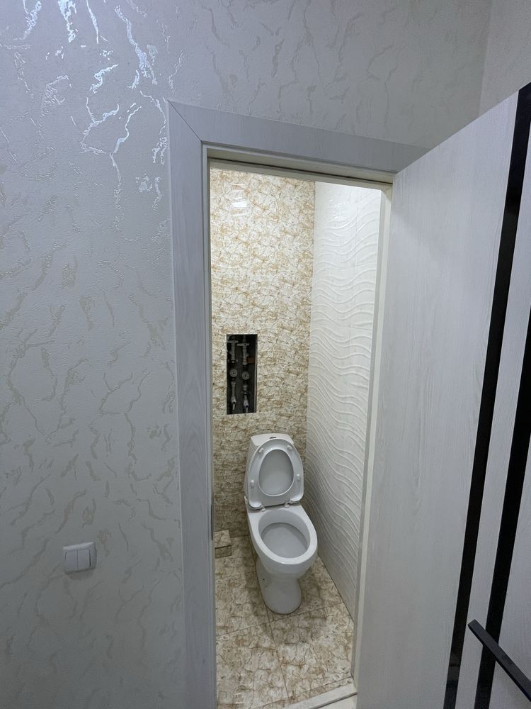 Srochna Qibrayda 2 xona yengi remont kvartira arendaga topshiriladi.