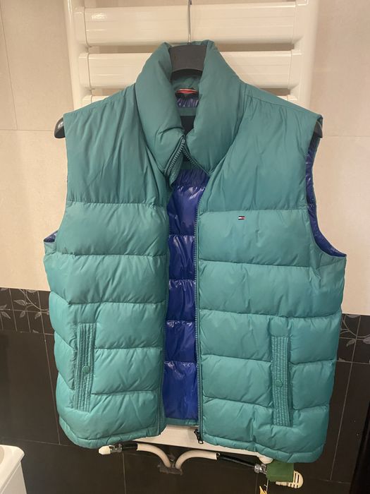 Vind vesta originala tommy originala , umpluta cu puf de gasca