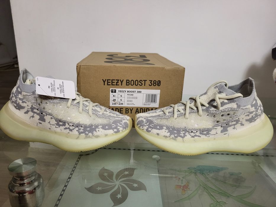 Adidasi Yeezy boost 380
