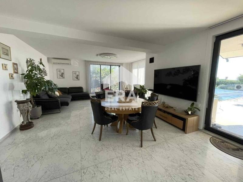 Триетажна обзаведена къща за продажба, с двор, басейн и 2 паркоместа,