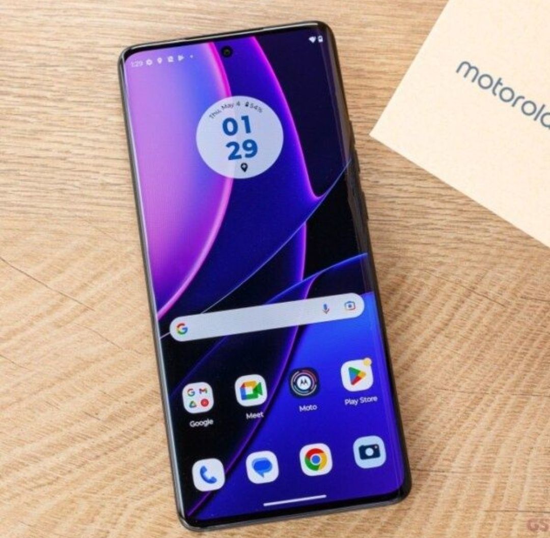 Продавам комплект Moto Edge40 5G/MotoBuds/MotoTag