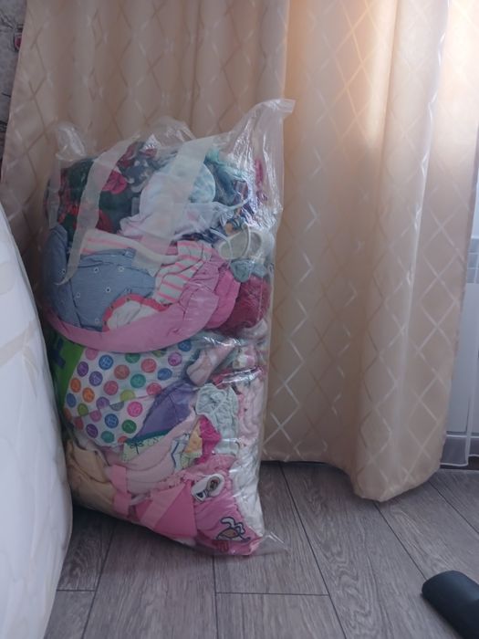 продам хороший пакет вещей для девочек до 2 лет