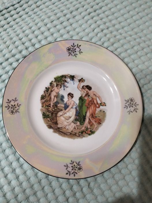 Продам 2 тарелки Мадонна